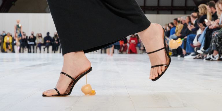 Najmodniejsze buty na lato 2022 - przegląd wyprzedaży na ubierzsie.com